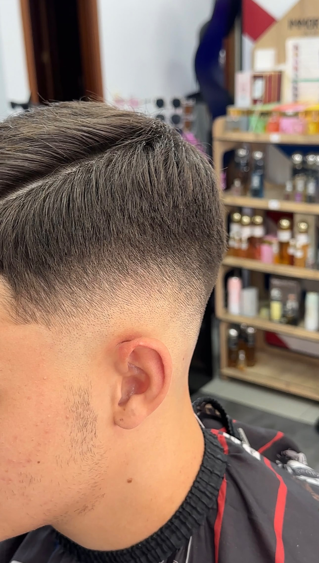 Skin fade con raya marcada