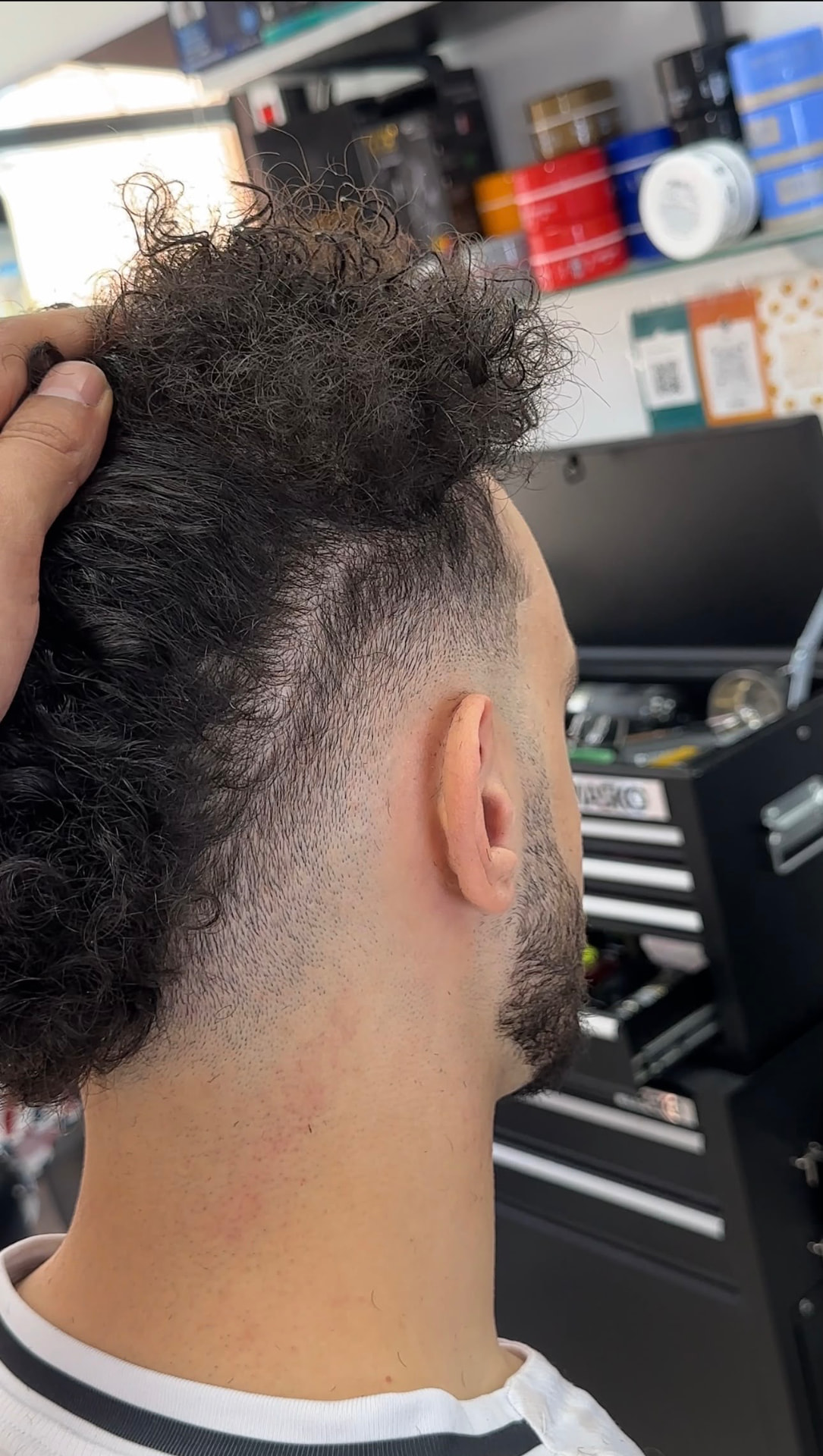 Mohicano rizado con diseño