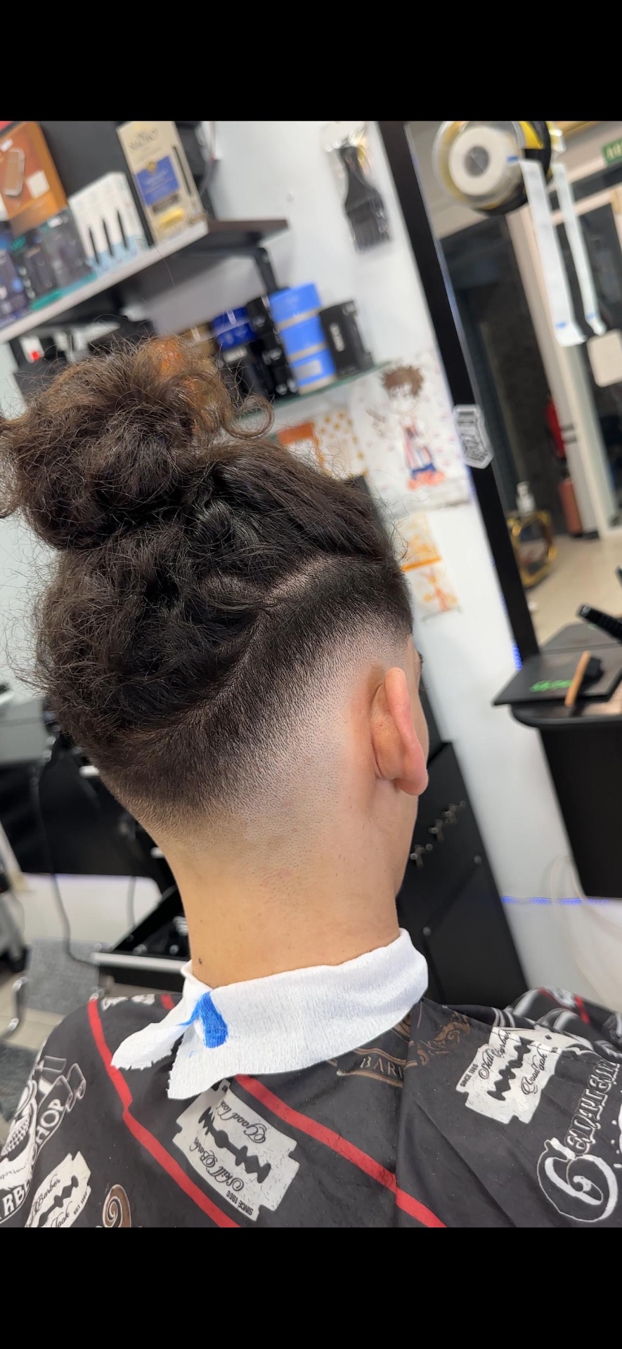 Moño con fade alto
